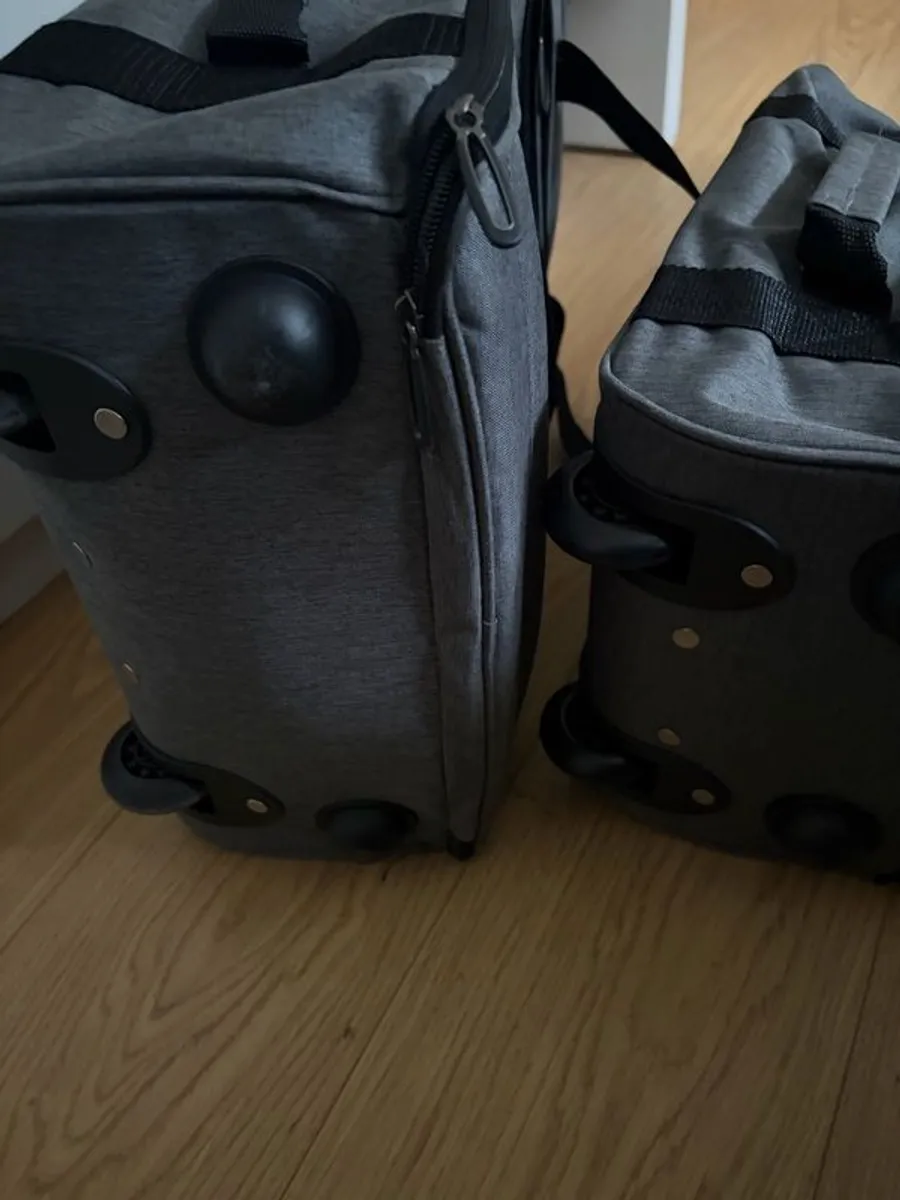 Set of 2 suitcases, both with wheels and extendable handles - Image 3