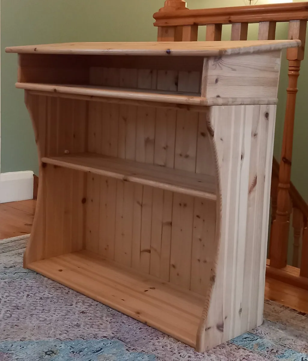 Children's book table - Image 1