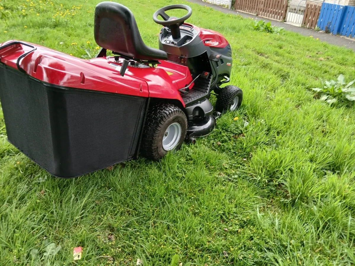 Castle garden ride on lawnmower - Image 3