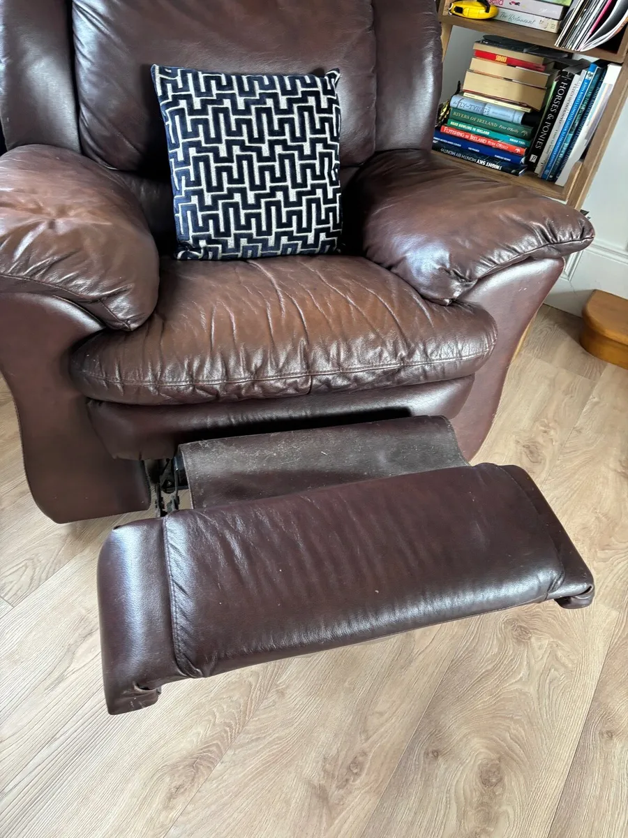 Recliner chairs - Image 1