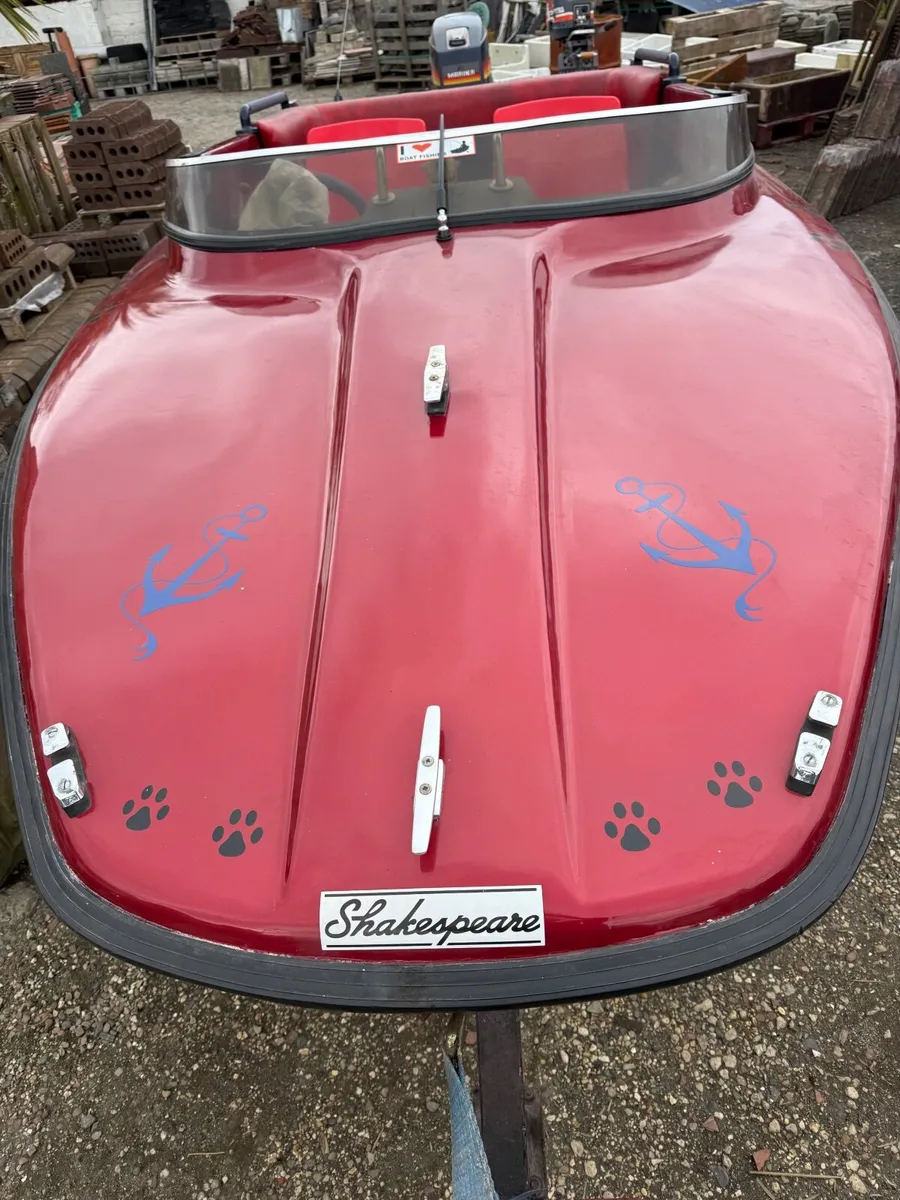 Speedboat and trailer. - Image 1