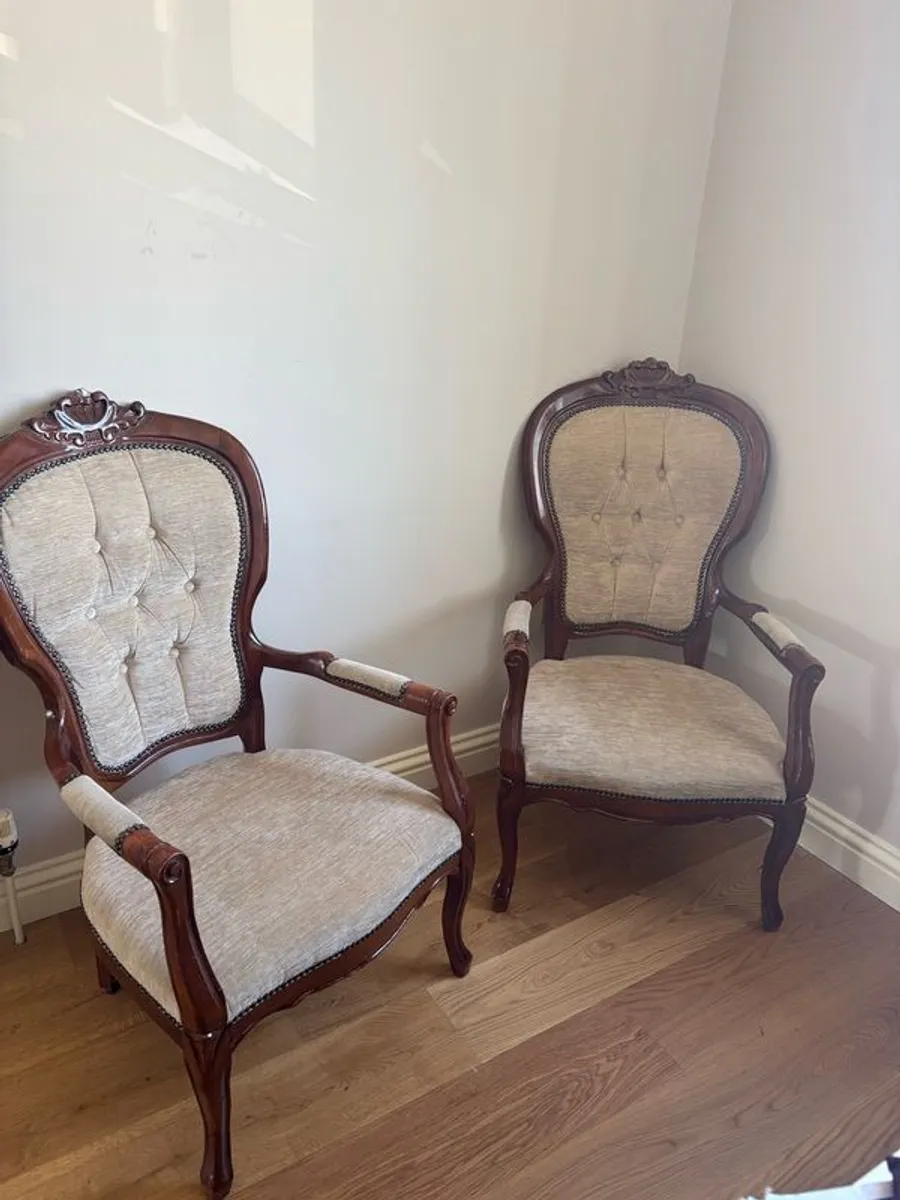 Vintage Style Round table & 2 chairs - Image 1