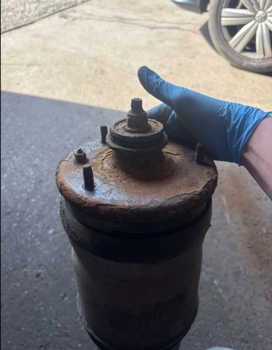 Rear Air Suspension Discovery 3 air strut - Image 4