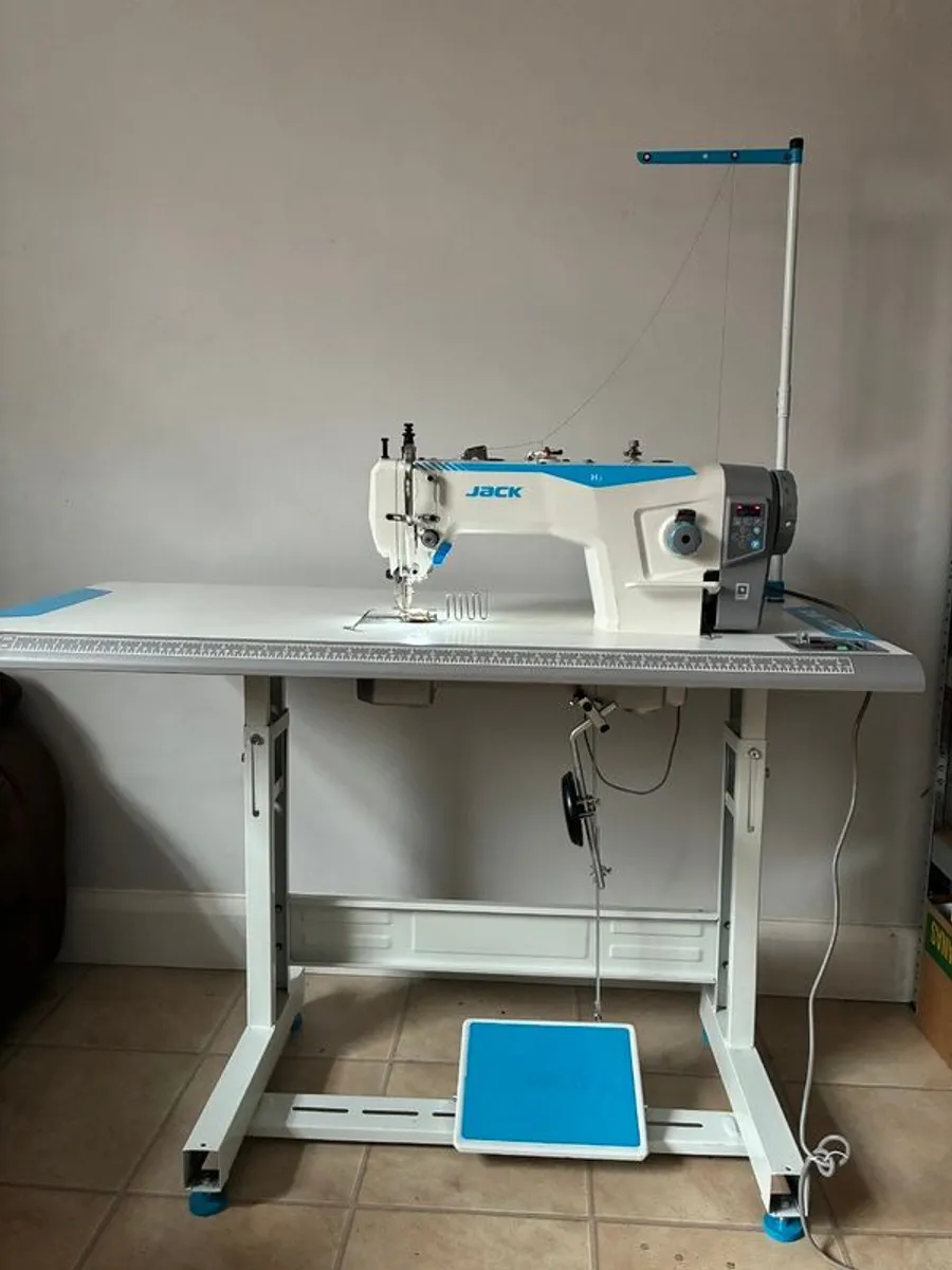 sewing machine - Image 1