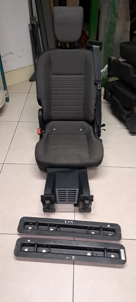 Crew cab seats - Image 1