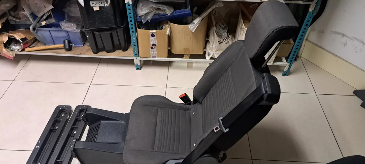 Crew cab seats - Image 2