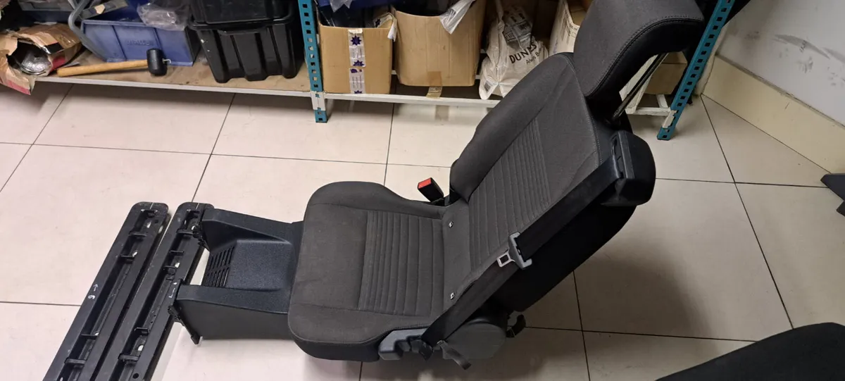 Crew cab seats - Image 3