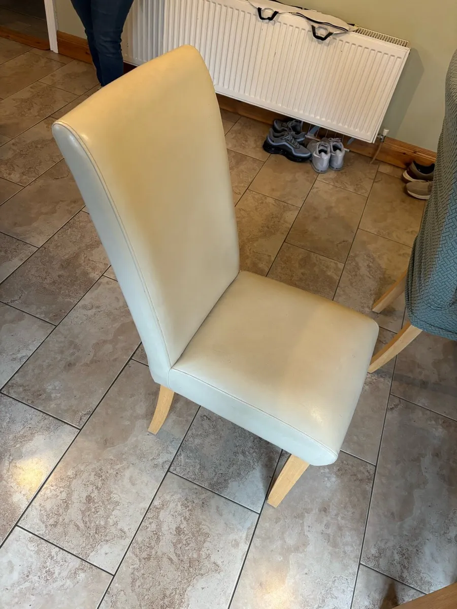 Dining table and 6 chairs - Image 3