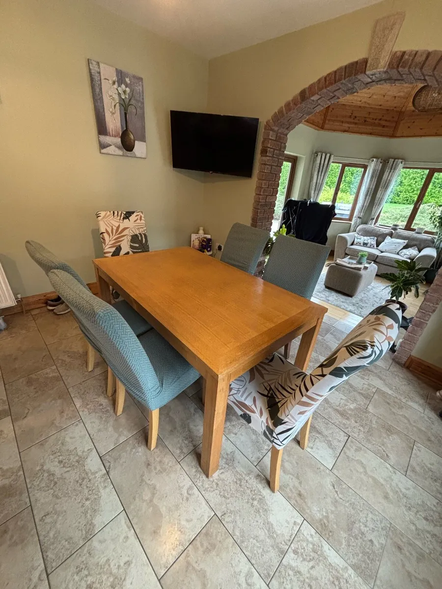 Dining table and 6 chairs - Image 1