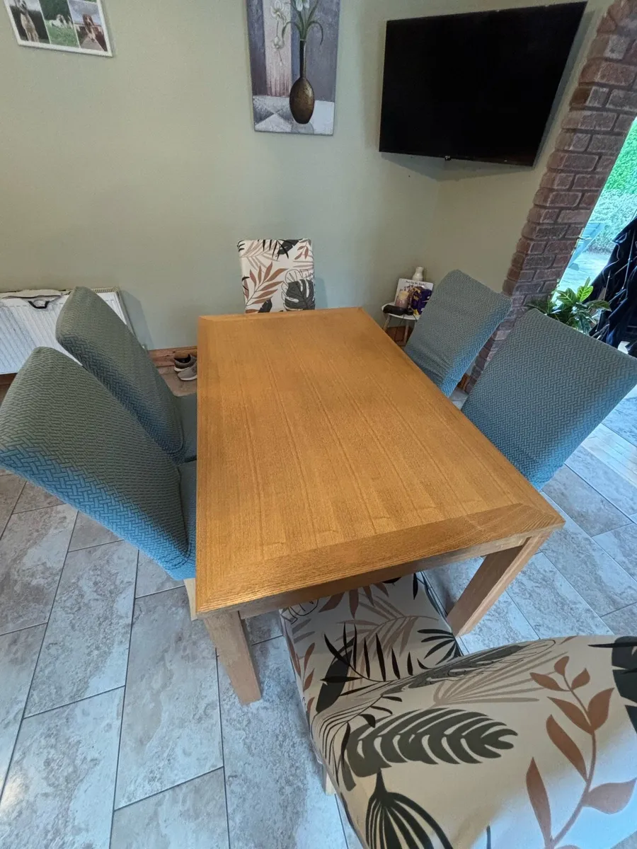 Dining table and 6 chairs - Image 2