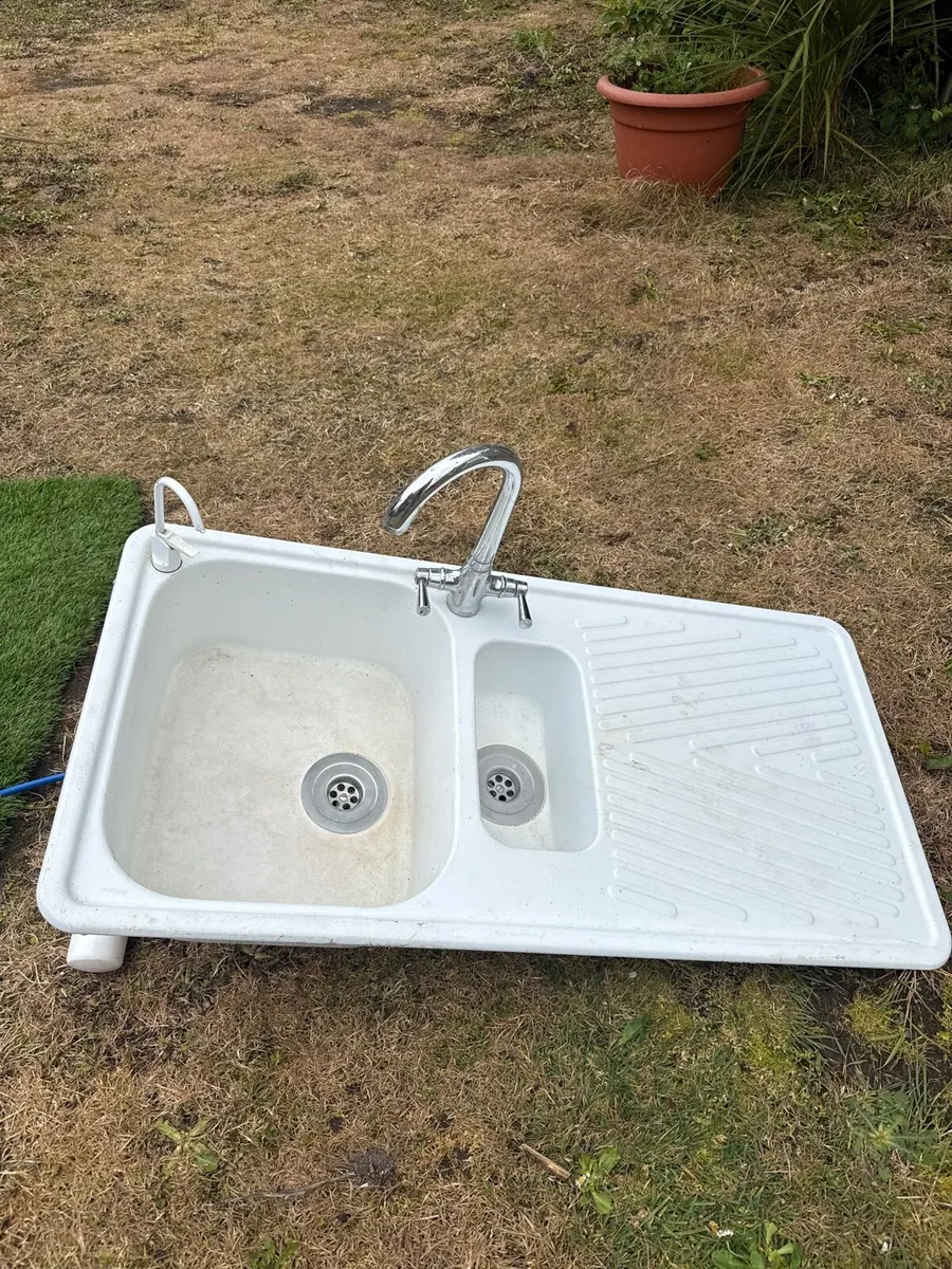 Sink with draining board - Image 1