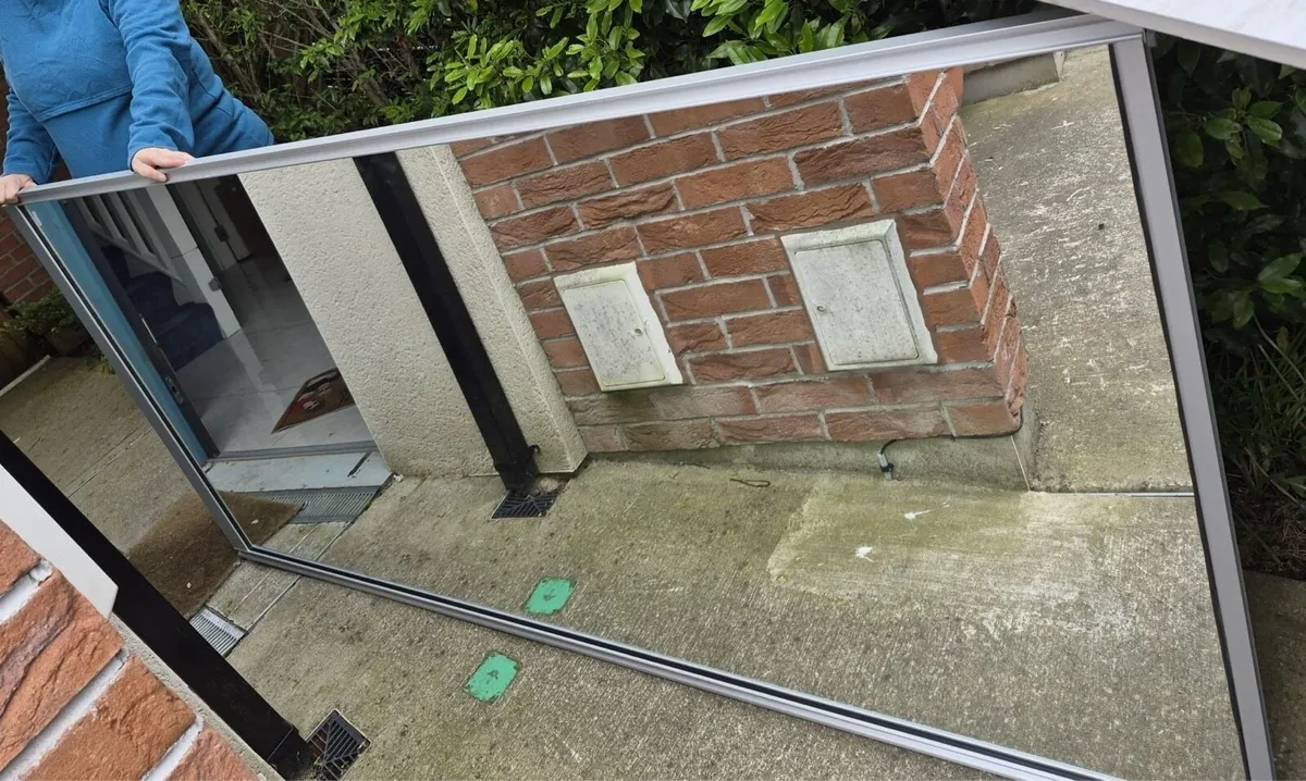 Free to go: Two mirror sliding doors - Image 1