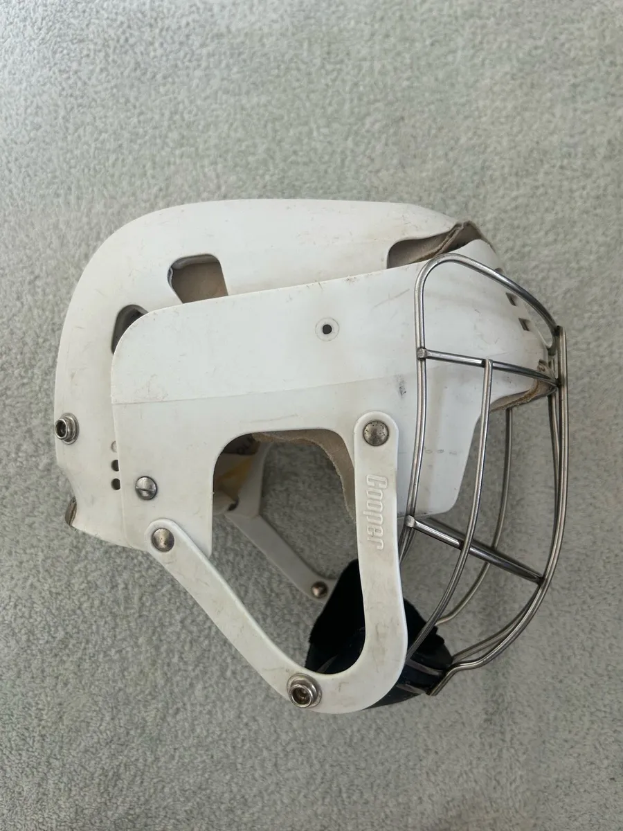 White Sk109 helmet - Image 2