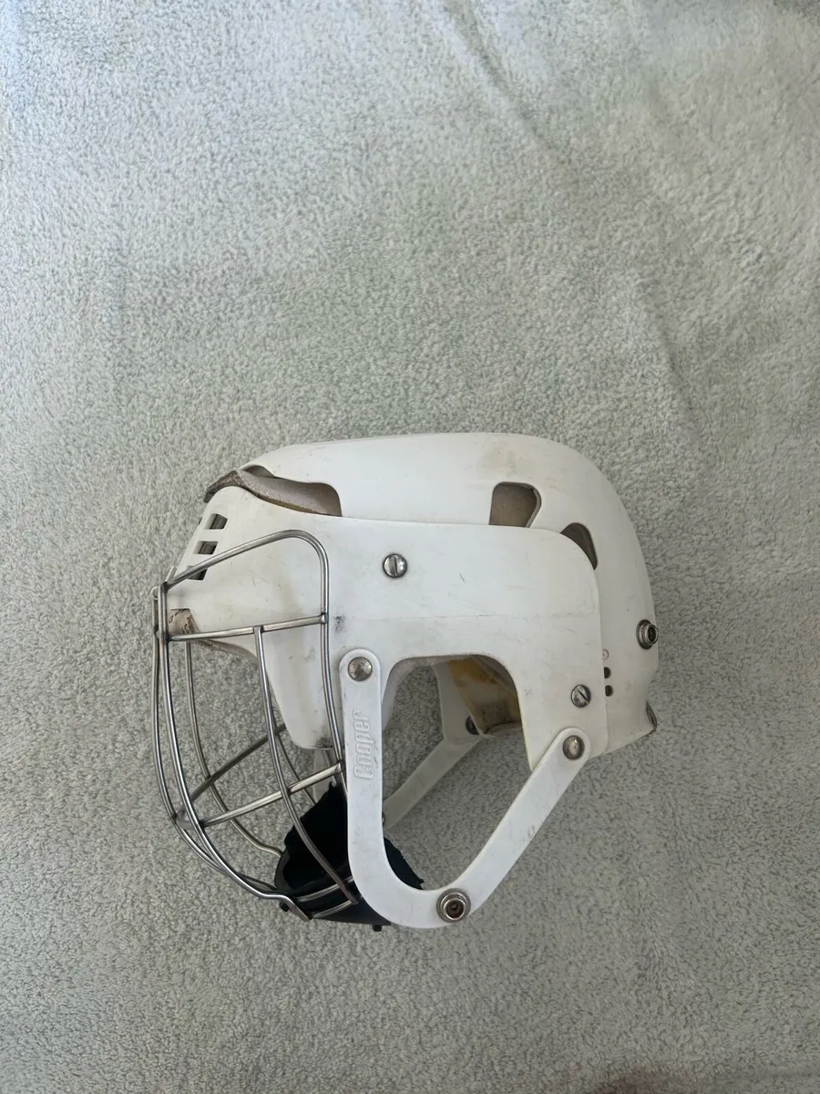 White Sk109 helmet - Image 1