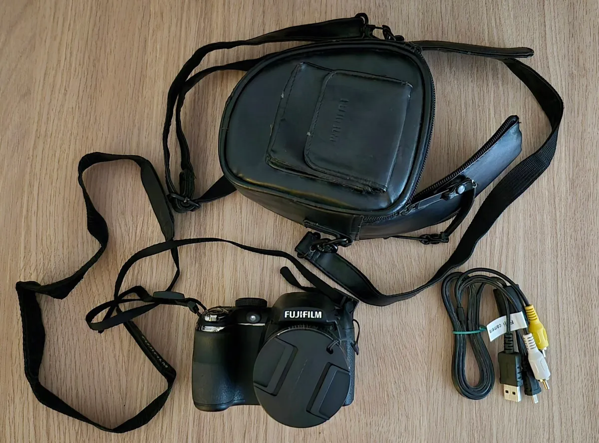 Fujifilm FinePix S3300 Digital Camera - Image 1
