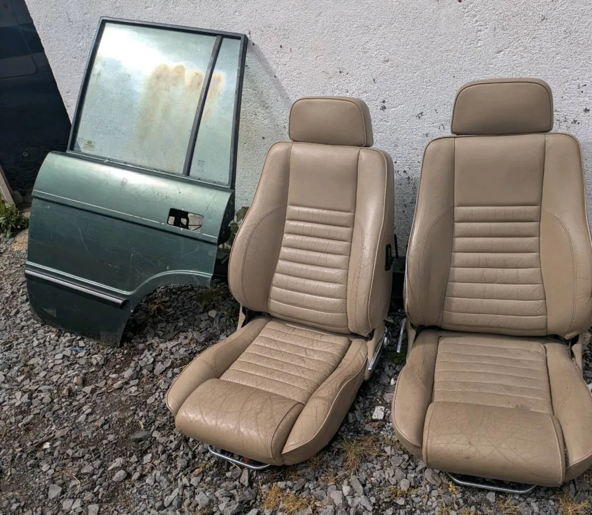 Range Rover Classic left rear door + Jaguar seats - Image 1