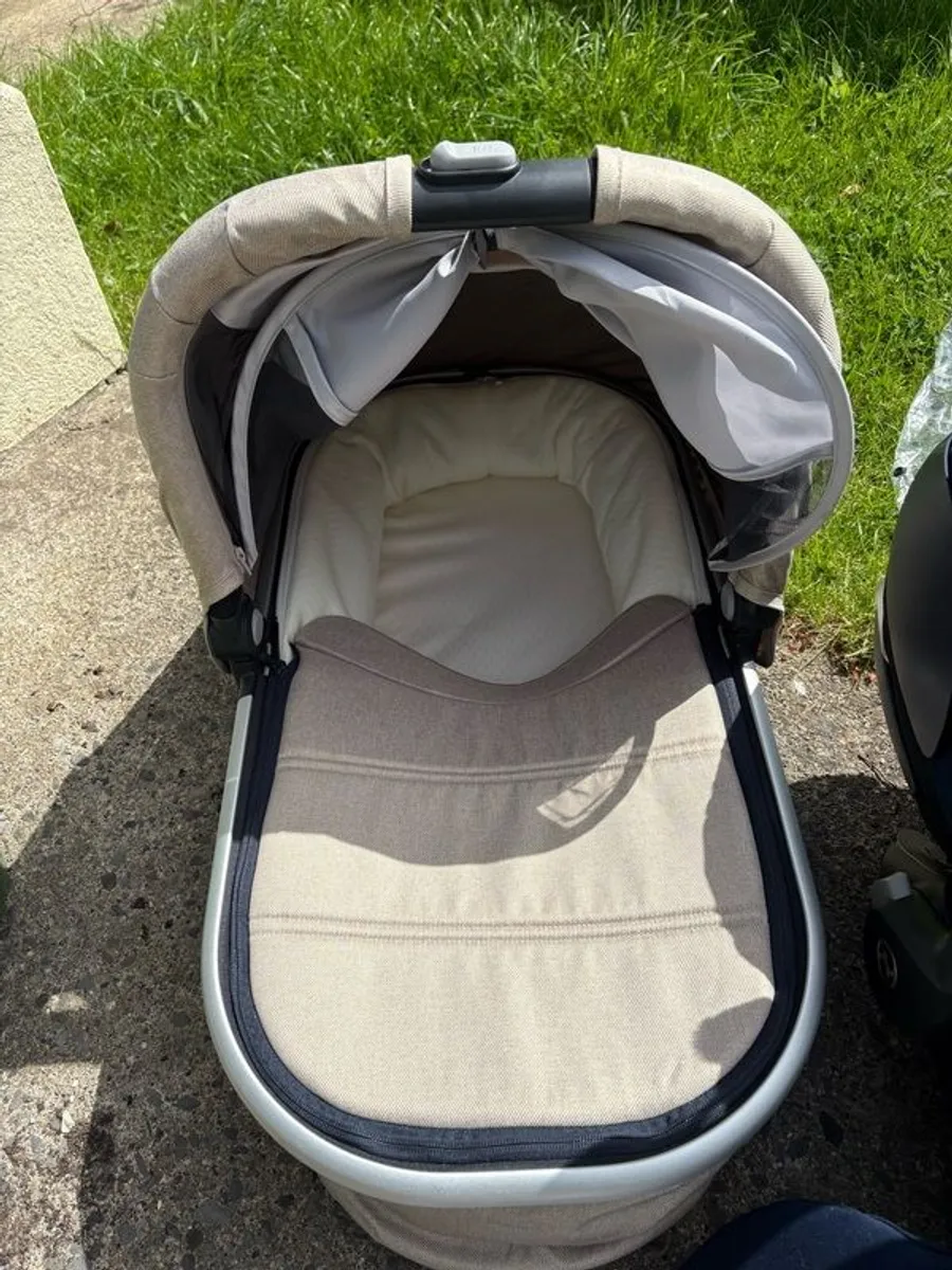 Uppa Baby complete travel system. Car Seat with ISO fix base 2022 - Image 4
