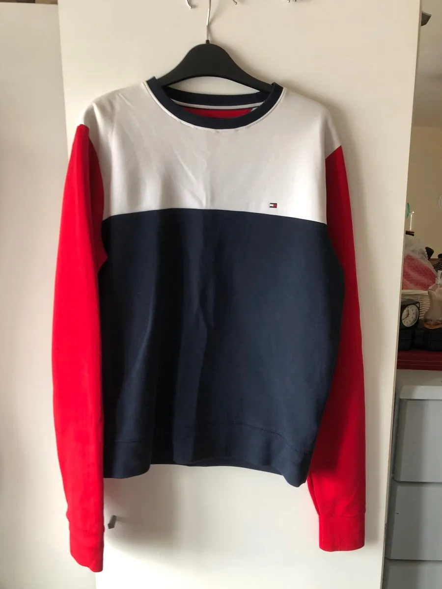 Mens Tommy Hilfiger sweatshirt size M €30 - Image 1