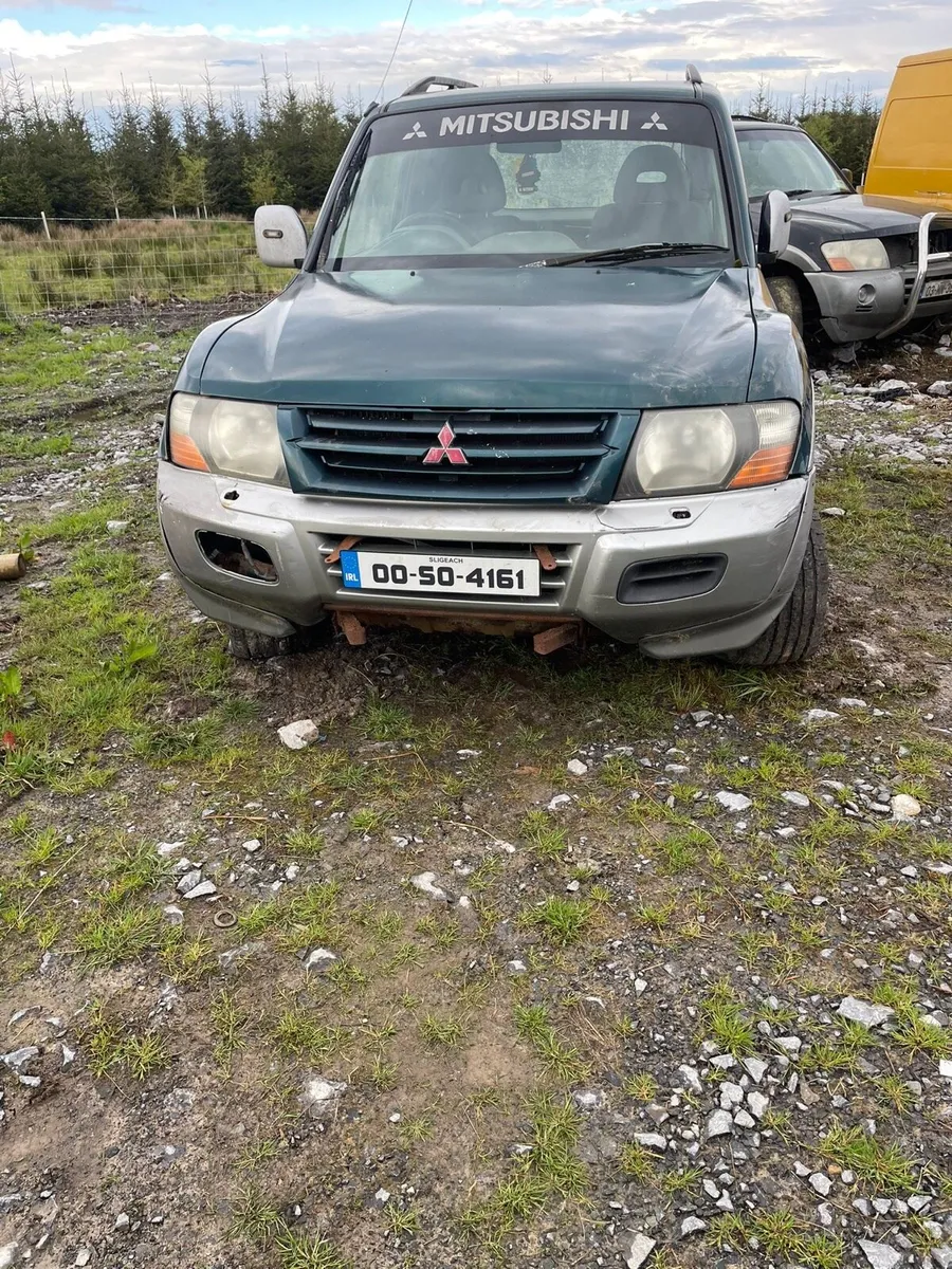 00 Mitsubishi Pajero - Image 1
