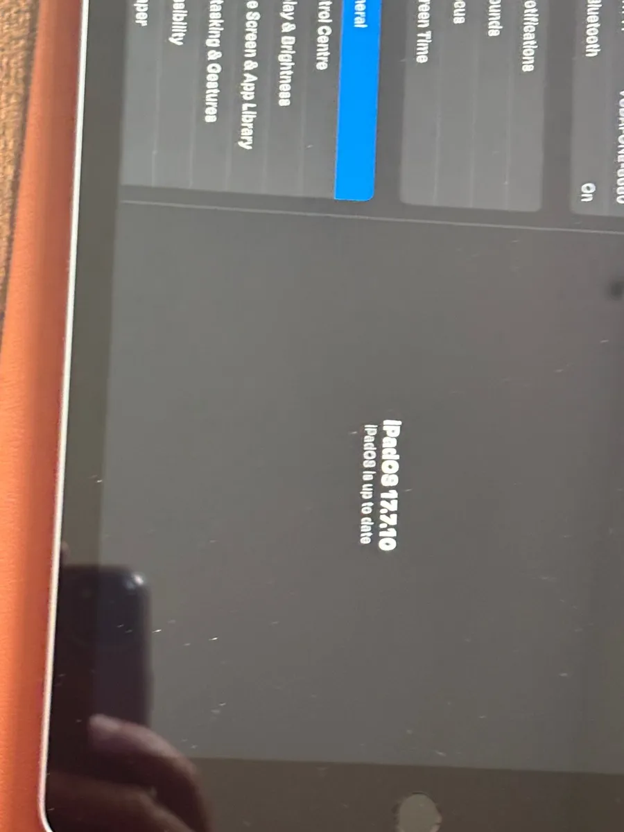 Apple iPad 6th Gen (2019) 9.7" Excellent Condition - Image 4