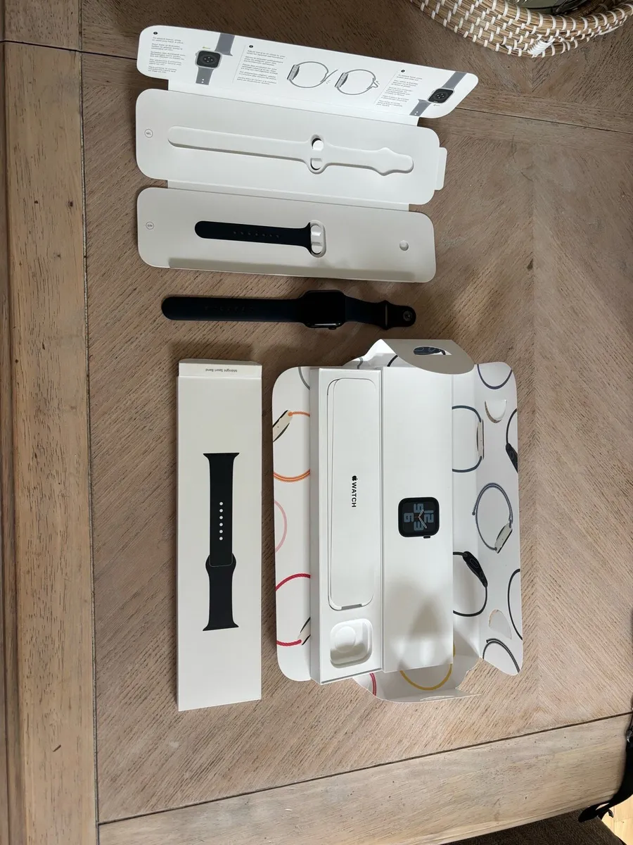 apple watch SE 2 - Image 1
