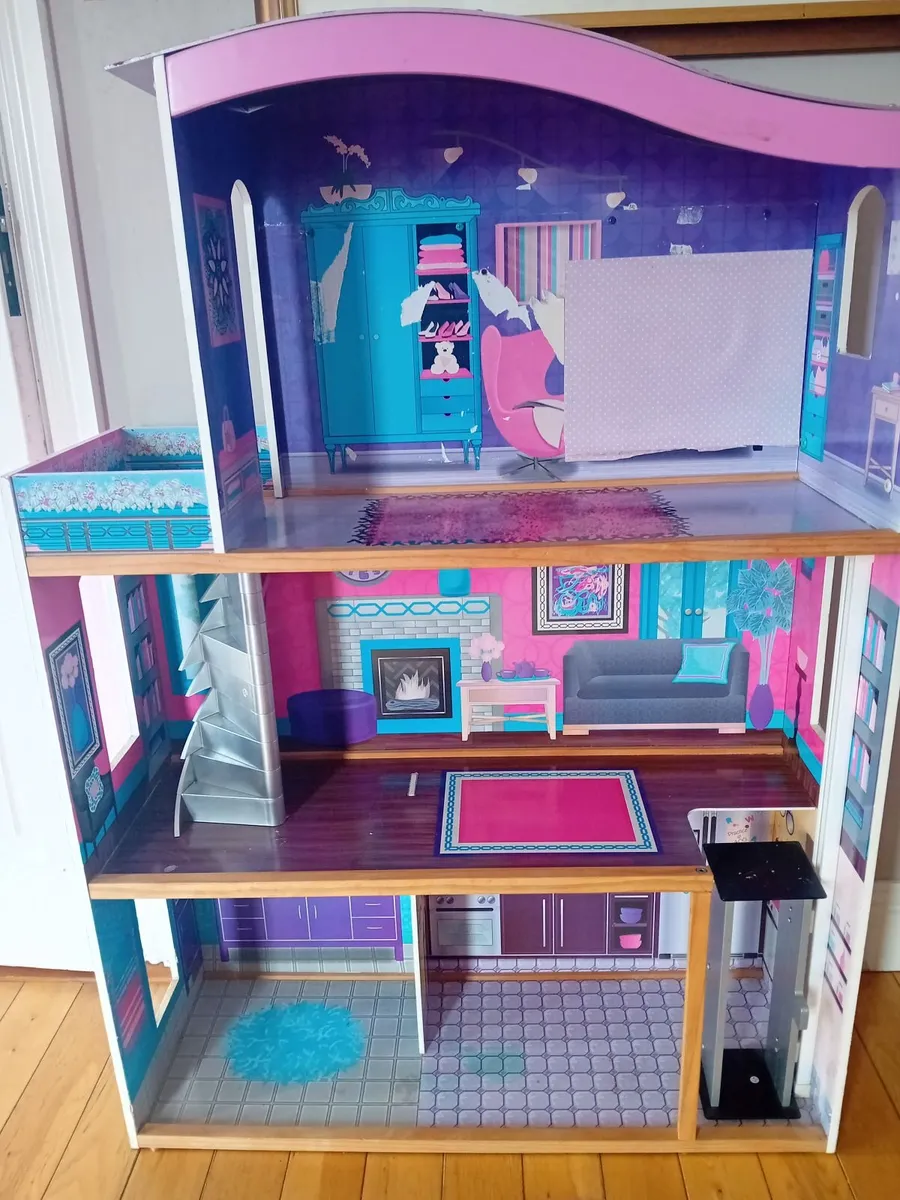 Dolls house and furniture - Image 4