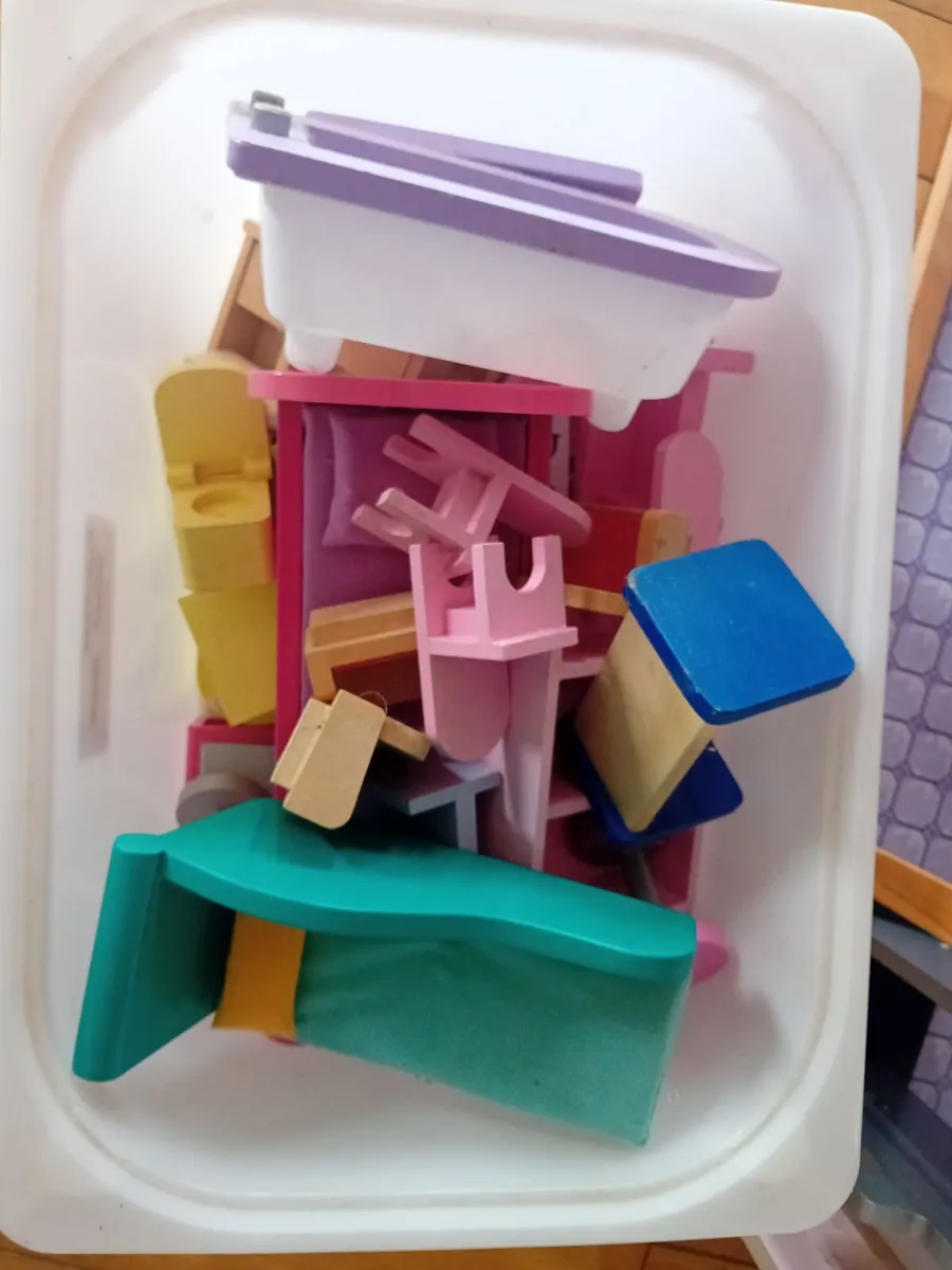 Dolls house and furniture - Image 3