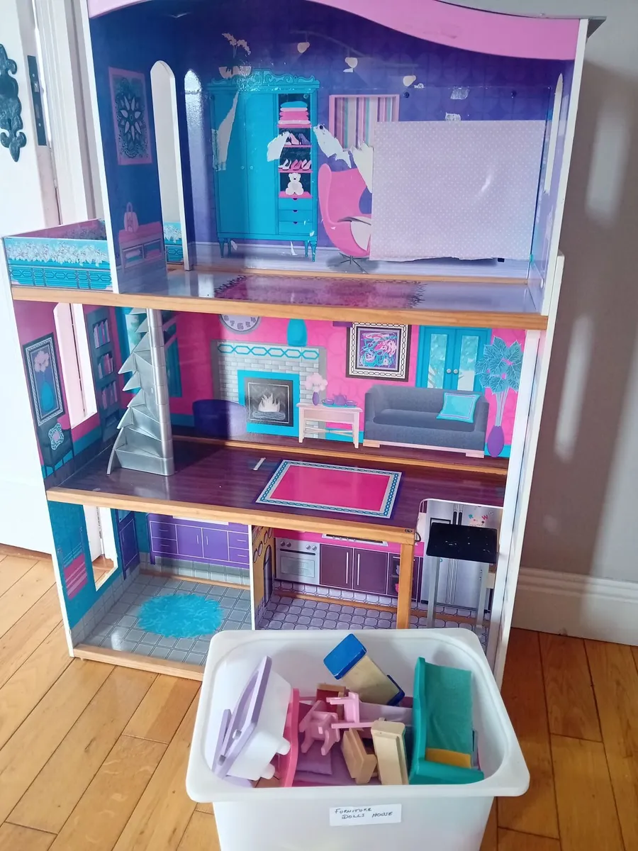 Dolls house and furniture - Image 2