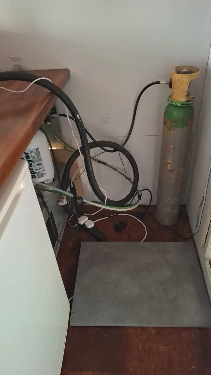 Beer cooler, gas, beer lines and 2 beer containers - Image 4