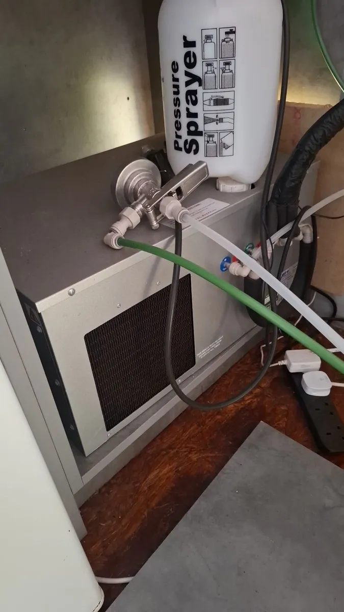 Beer cooler, gas, beer lines and 2 beer containers - Image 2