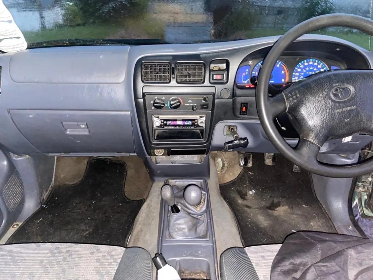 Toyota Hilux 2003 - Image 2