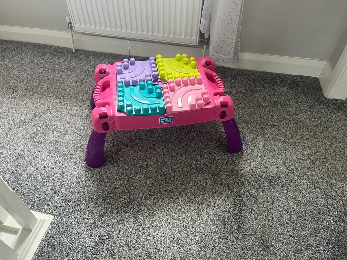 Duplo blocks table & blocks - Image 1