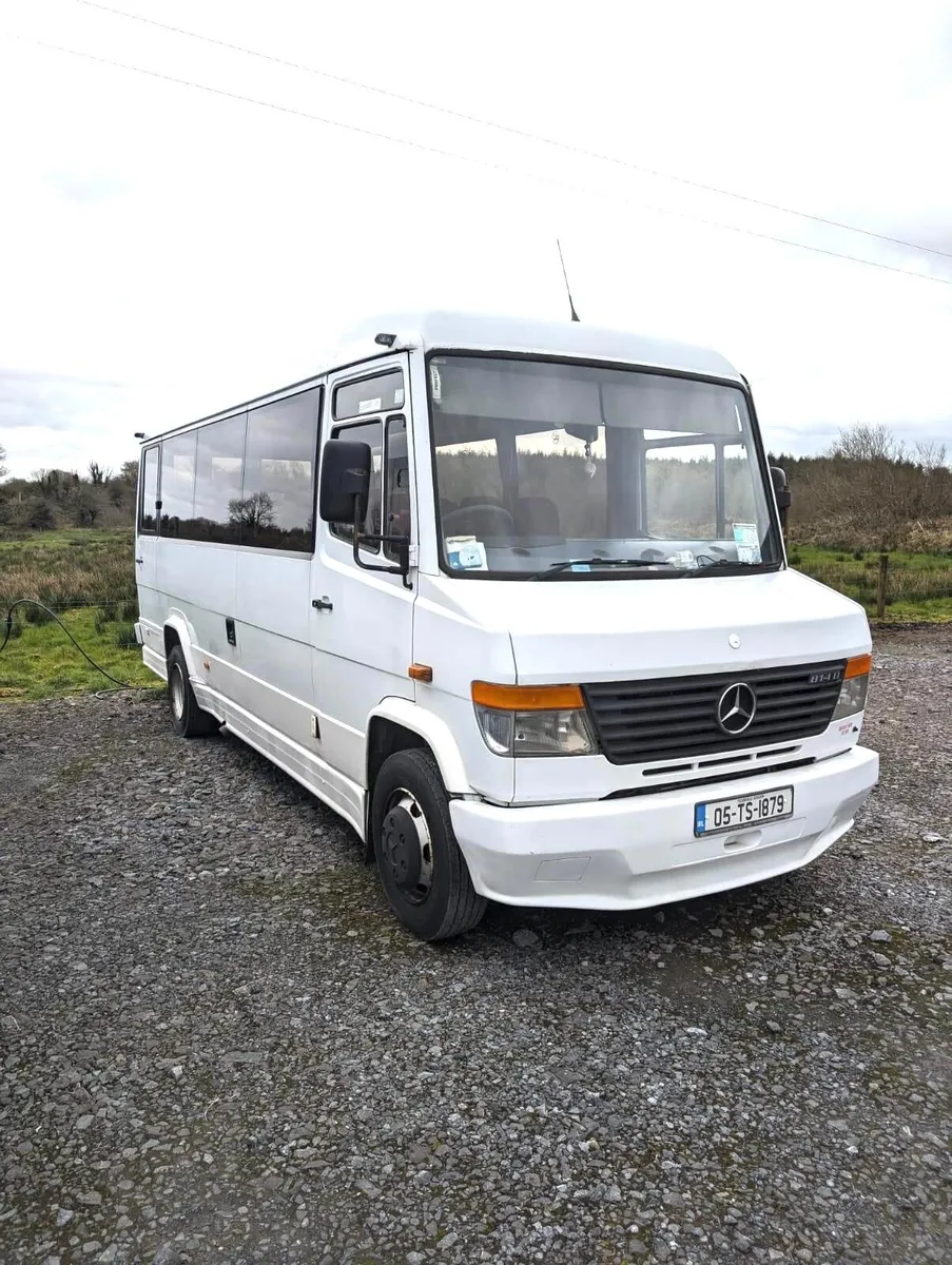 05 MERCEDES VARIO 26 SEATS - Image 1