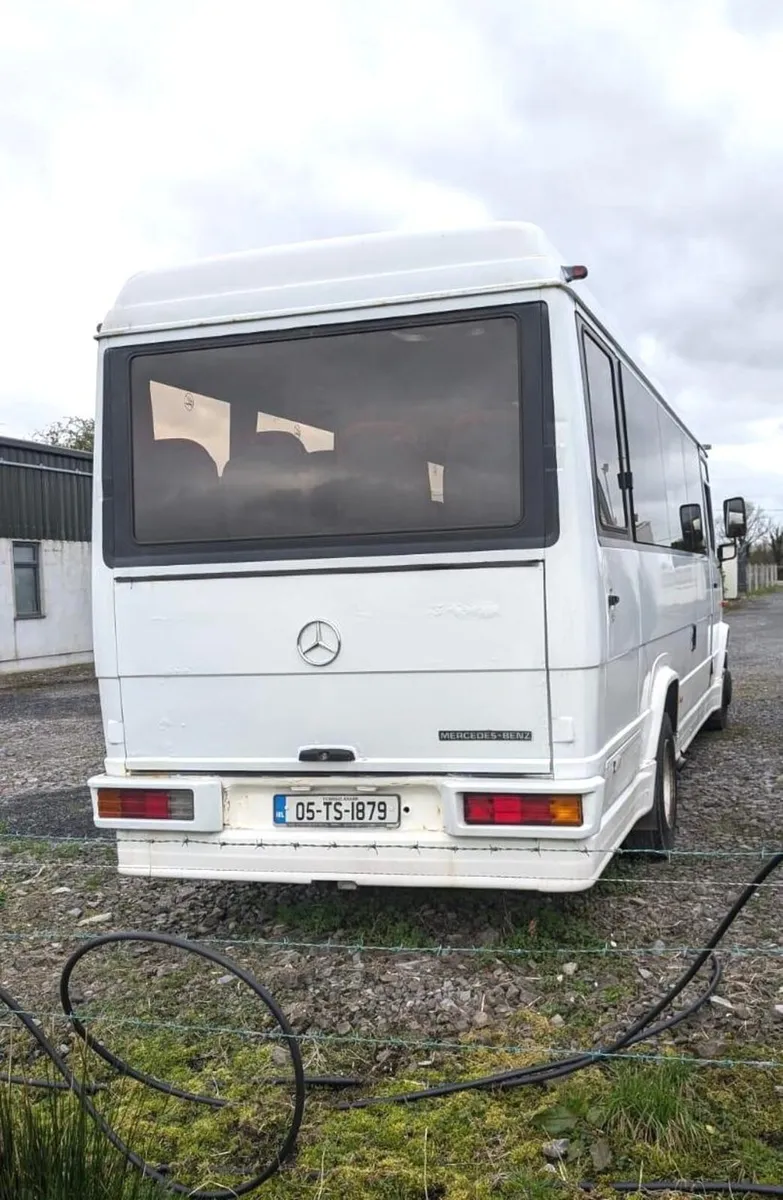 05 MERCEDES VARIO 26 SEATS - Image 4