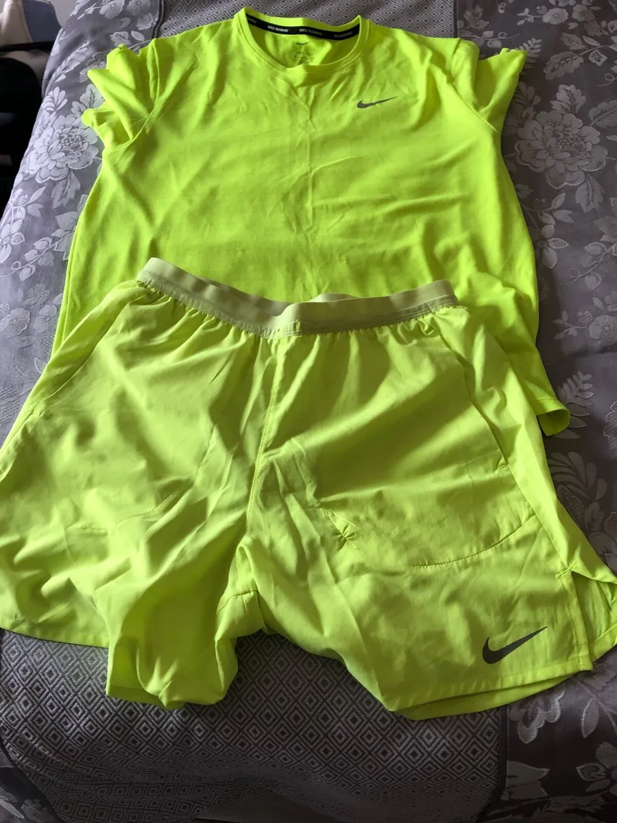 Mens Nike suit size M €20 - Image 3