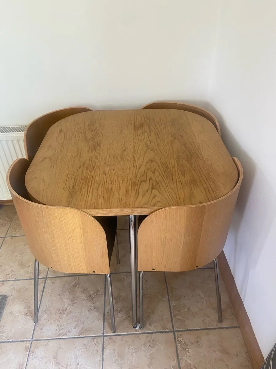 Table and chairs - Image 1