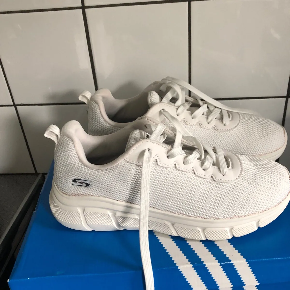Ladies Skechers trainers size 5 €20 - Image 1