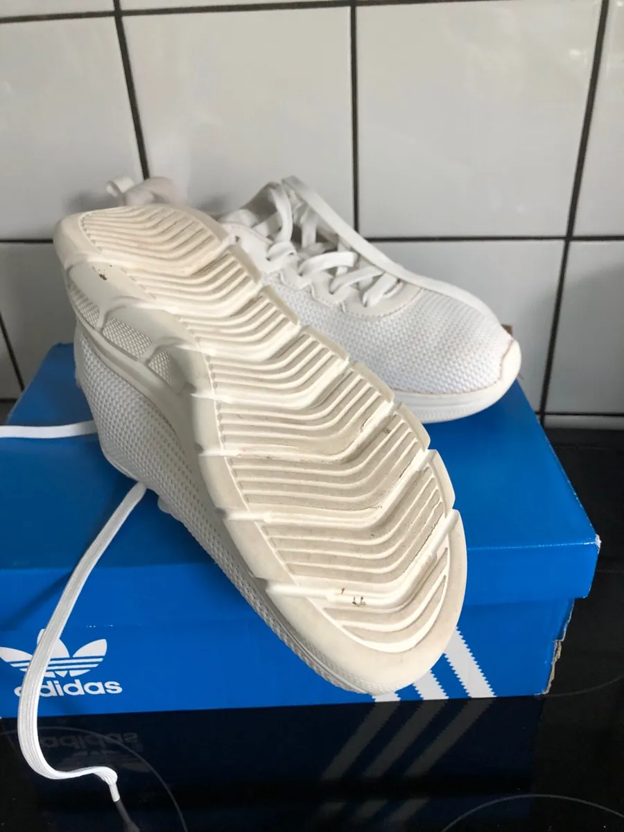 Ladies Skechers trainers size 5 €20 - Image 3
