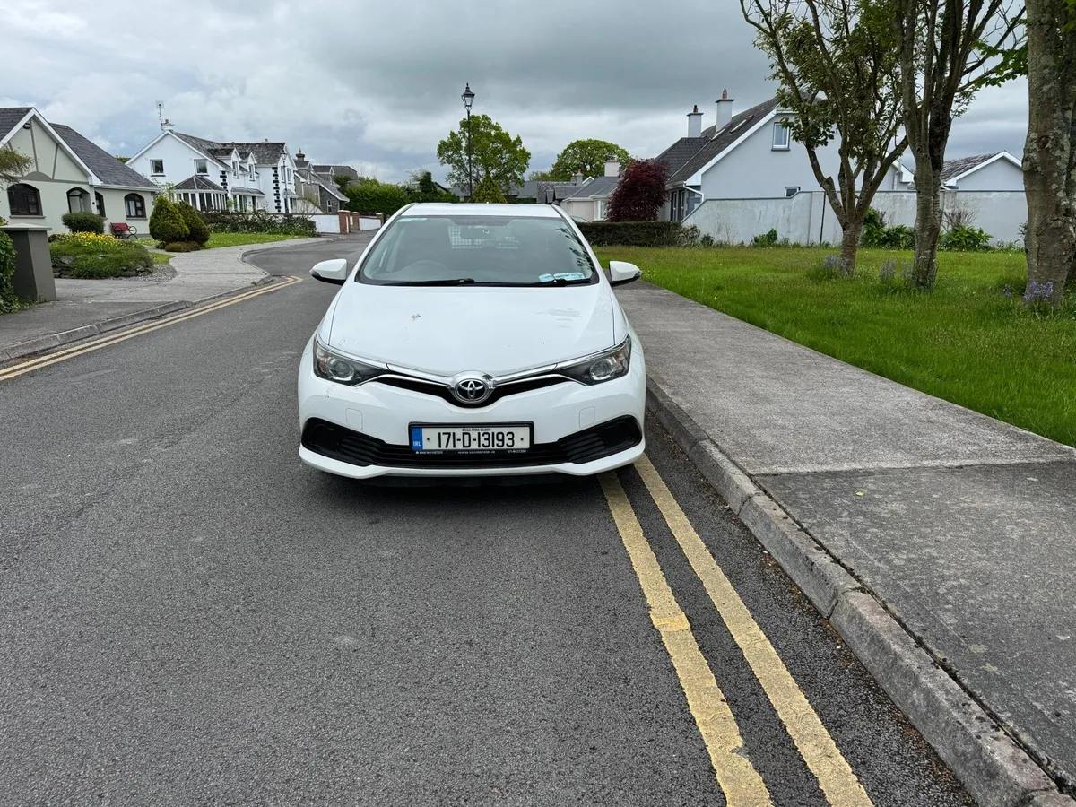 Toyota Auris 2017 - Image 2