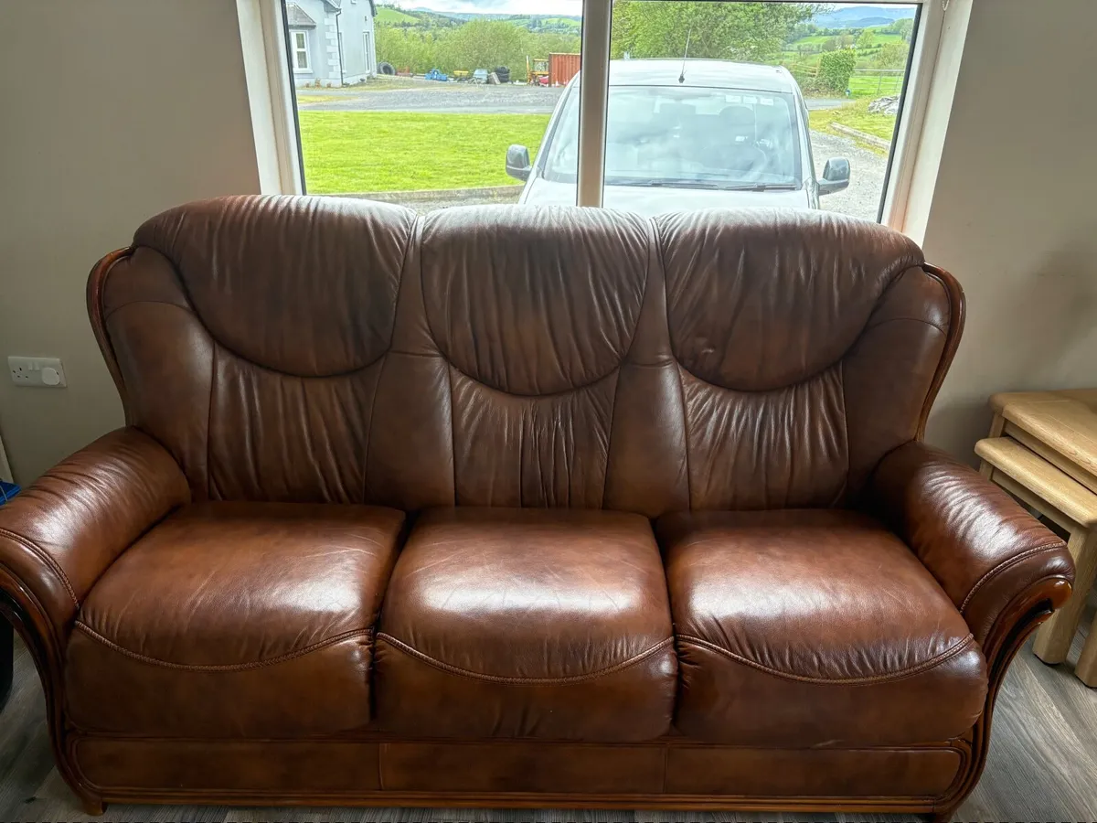 Leather 3 seater and two armchairs - Image 1