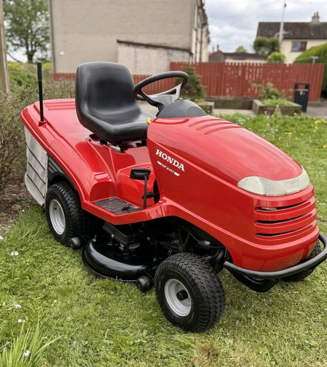 Honda ride on lawnmower - Image 1