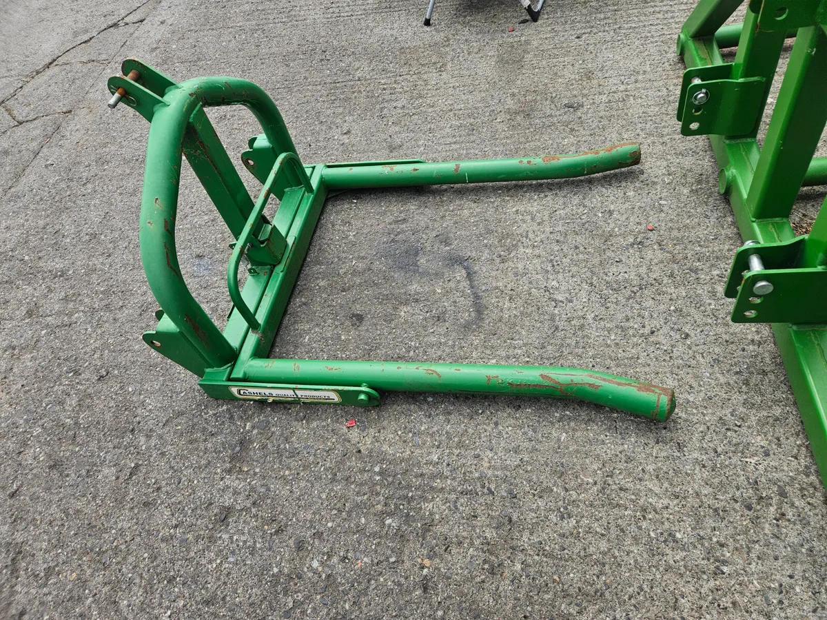 Cashels bale lifter - Image 2