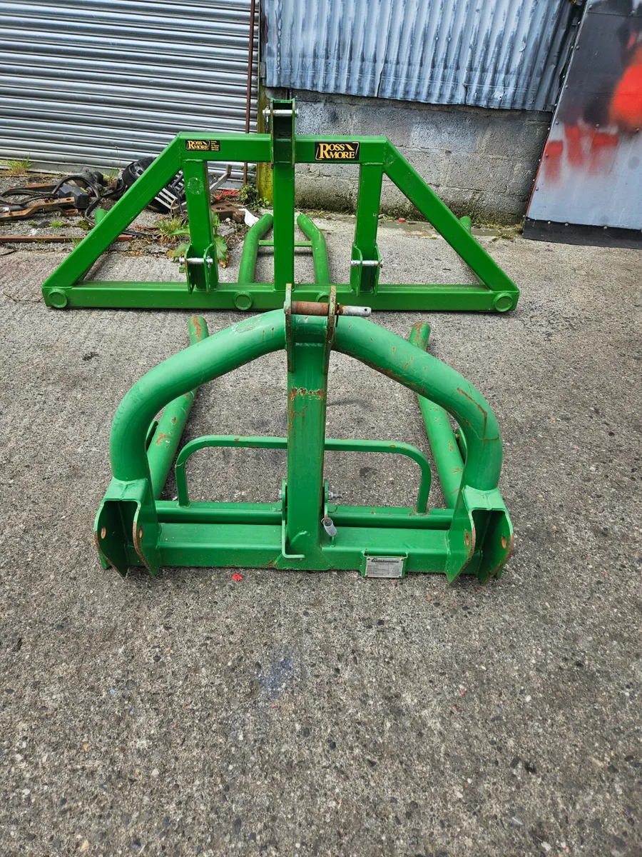 Cashels bale lifter - Image 1