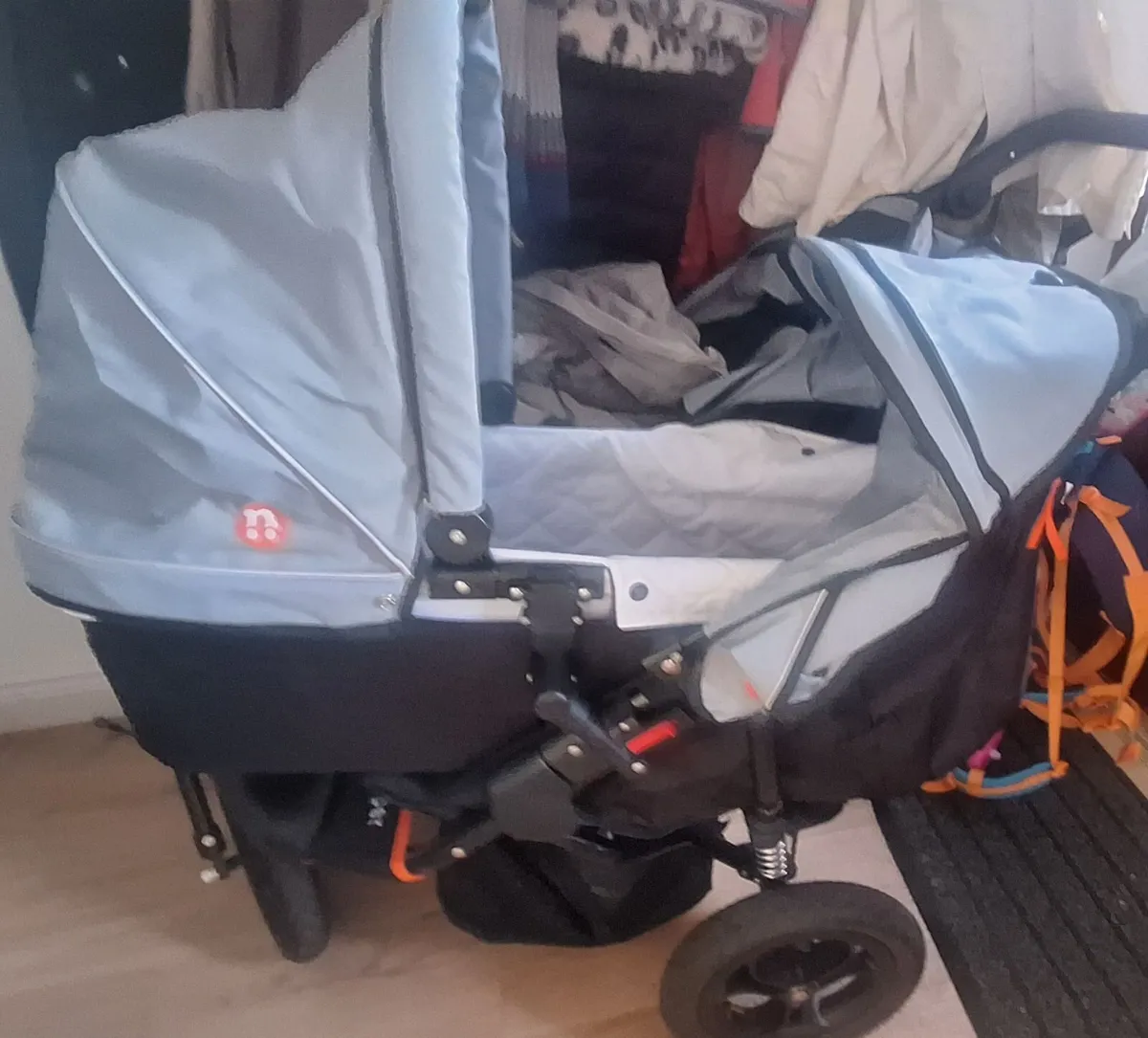 V5 Nipper Double Carrycot & Adapter - Image 1