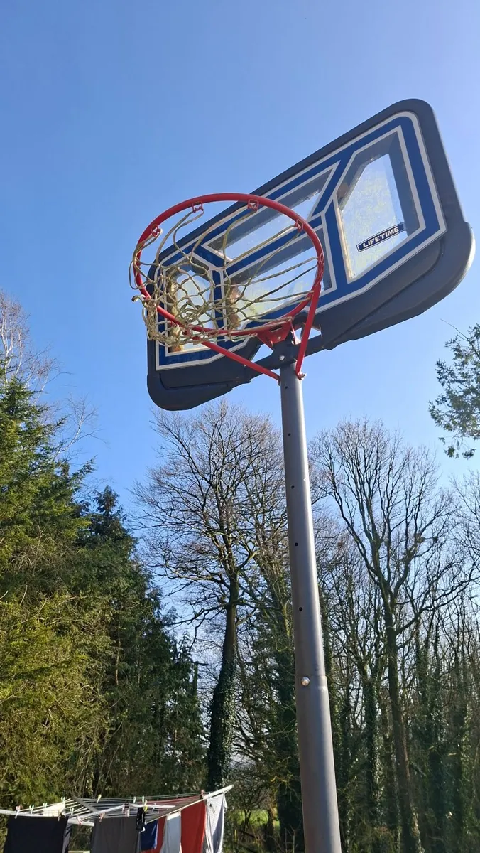Basketball hoop and stand - Image 1