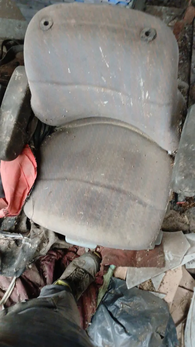 2 second hand new holland seats - Image 3