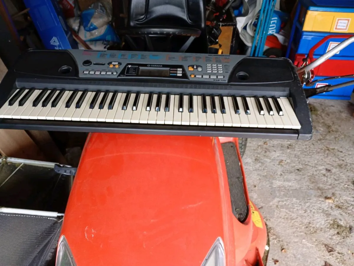 Yahama PSR 175. Battery Operated Keyboard - Image 4