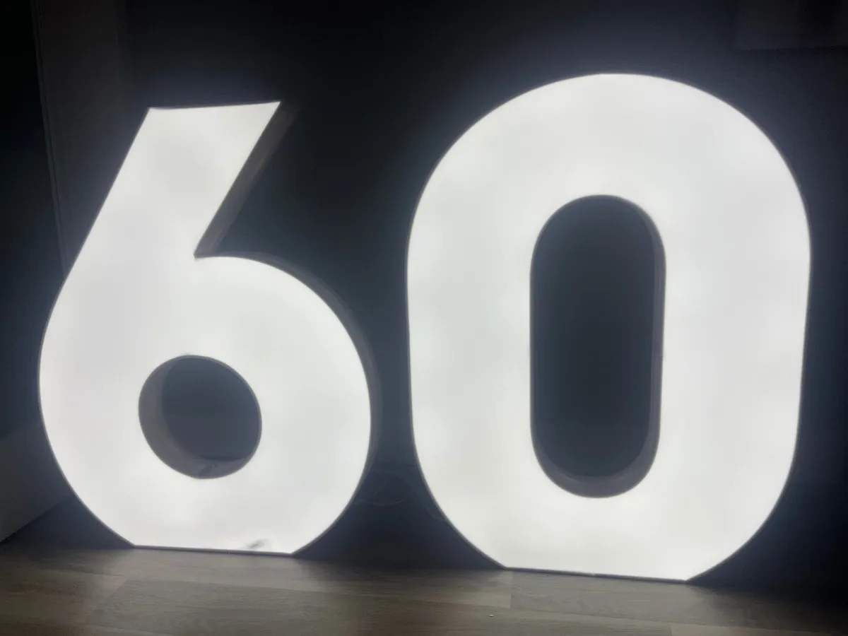LED illuminated numbers 6 and 0 - Image 1