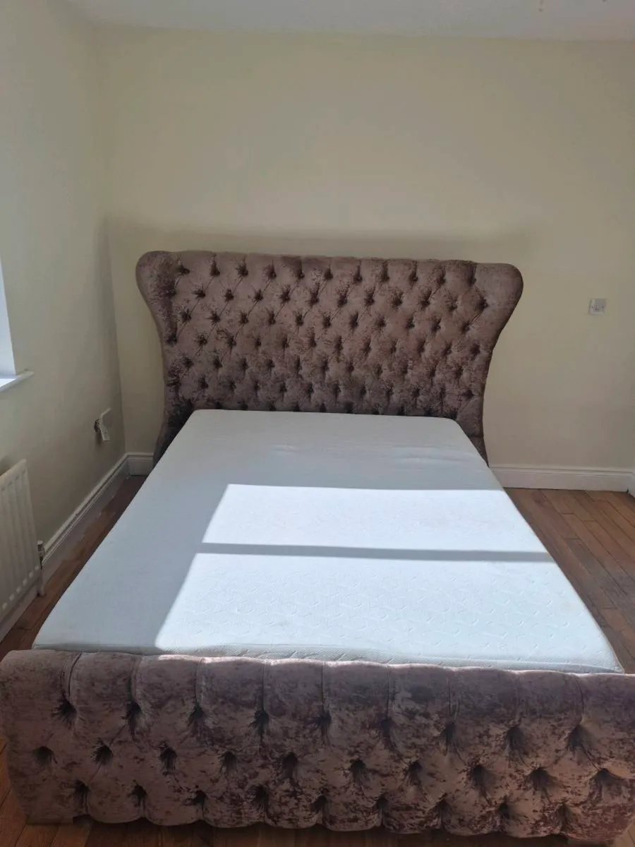 King size bed - Image 1