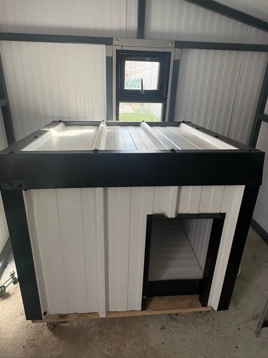 Insulated dog kennel - Image 1